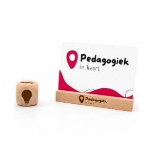 Houten kaartstandaard en pictogram dobbelsteen voor kaartensets