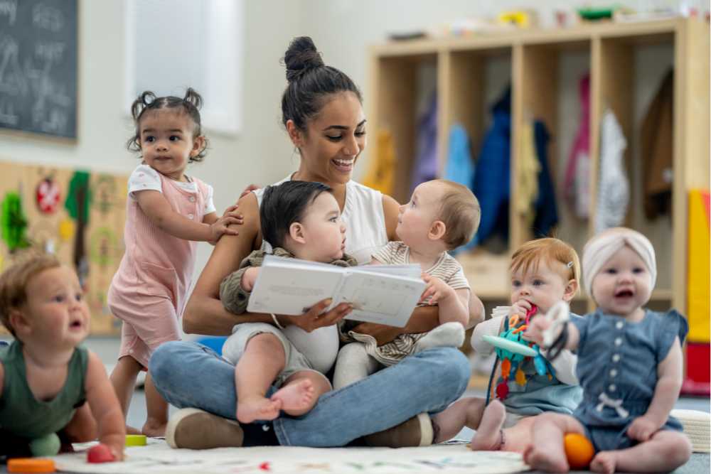 Pedagogisch professional in interactie met kinderen tijdens voorlezen