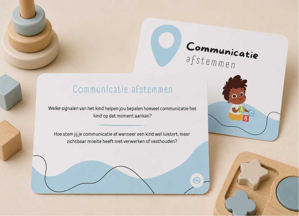 Kaart uit de pedagogische kaartenset over communicatie afstemmen op signalen, verwerking en spanningsniveau van kinderen.